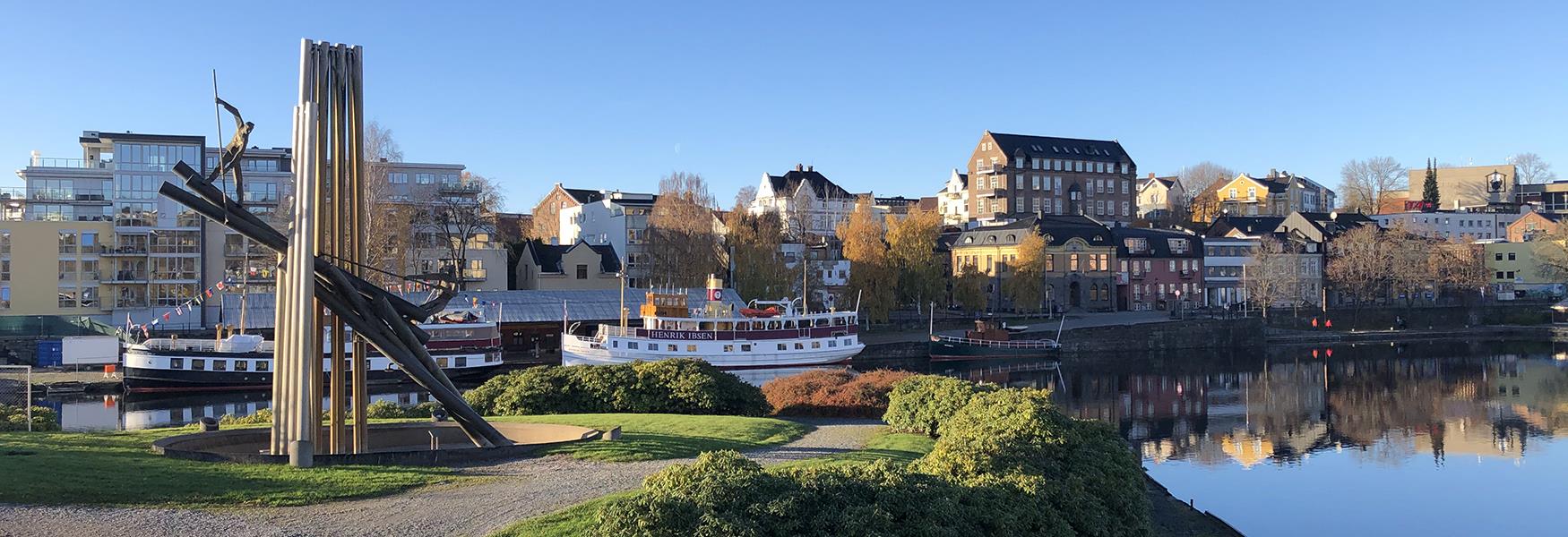 Fløtermonument in Skien in autumn