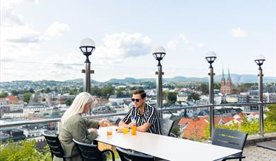 couple at Brekkeparken cafe