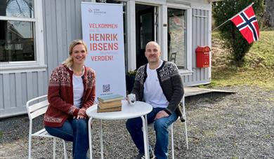 employees from Telemark Museum sit outside Ibsenstua in Brekkeparken
