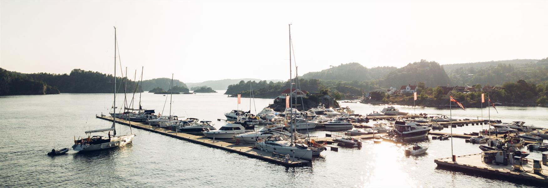 boats at the guest harbor in Valle