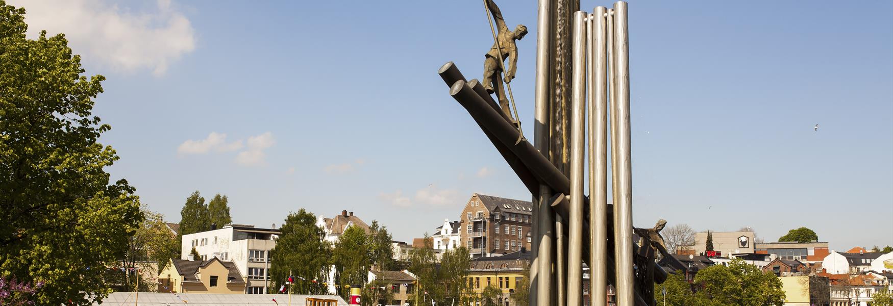 Hjellebrygge with the canal boats and the Fleet Statue