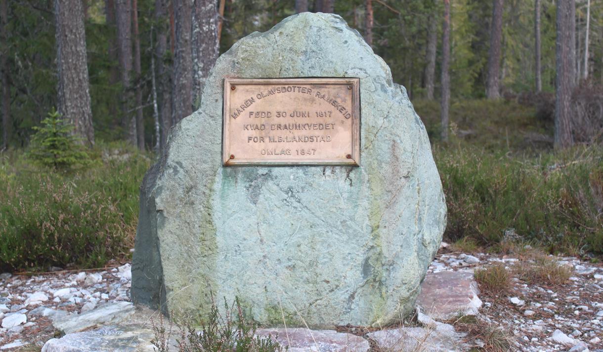 Minnestein over innsamling av draumkvedet