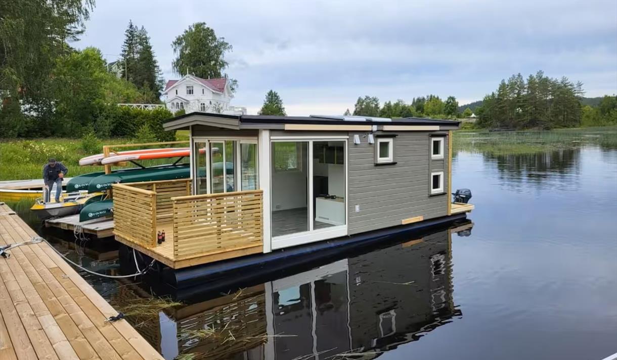 Houseboat at Knut's Grill