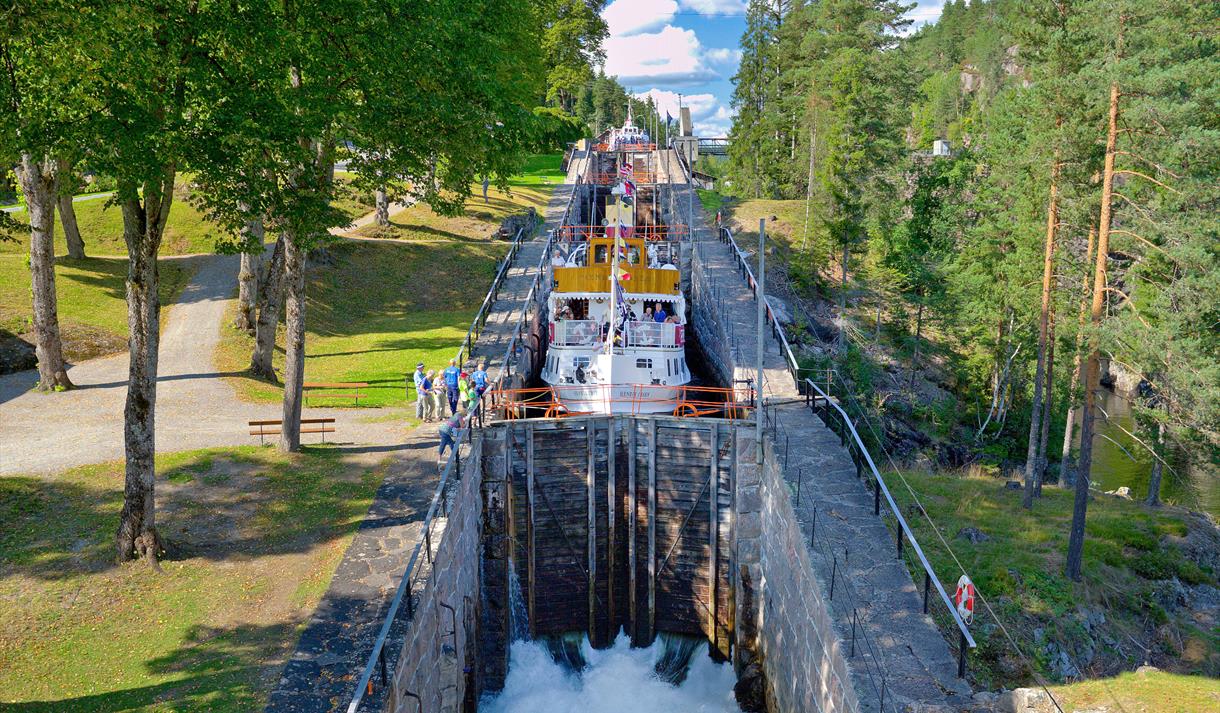 MS Henrik Ibsen in Vrangfoss lock