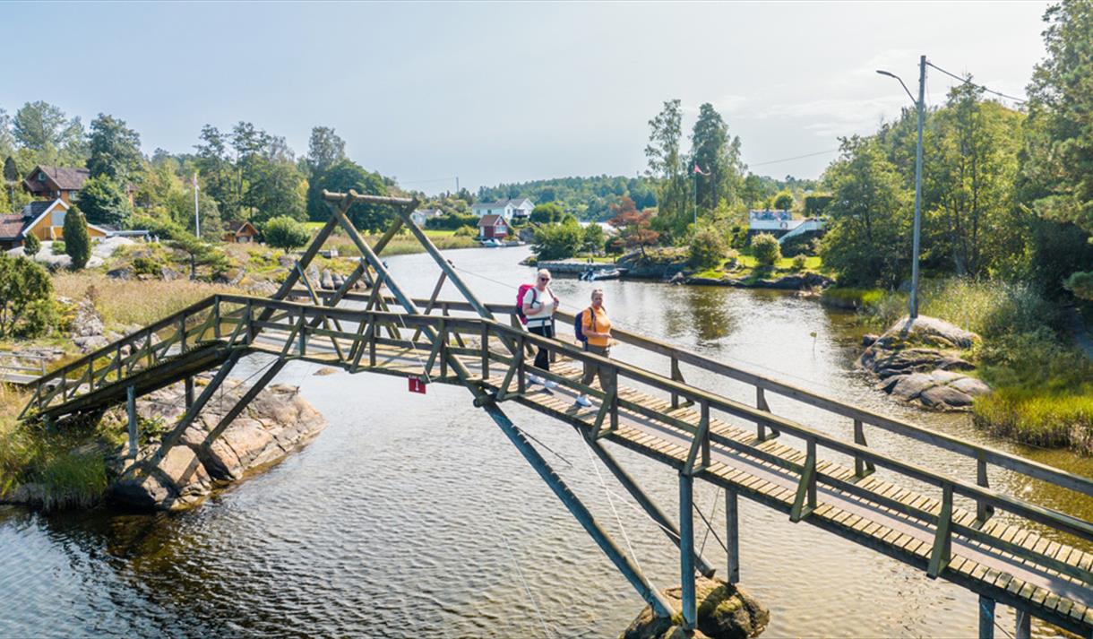 2 ladies on footbridge from Sandøya to Løvøya