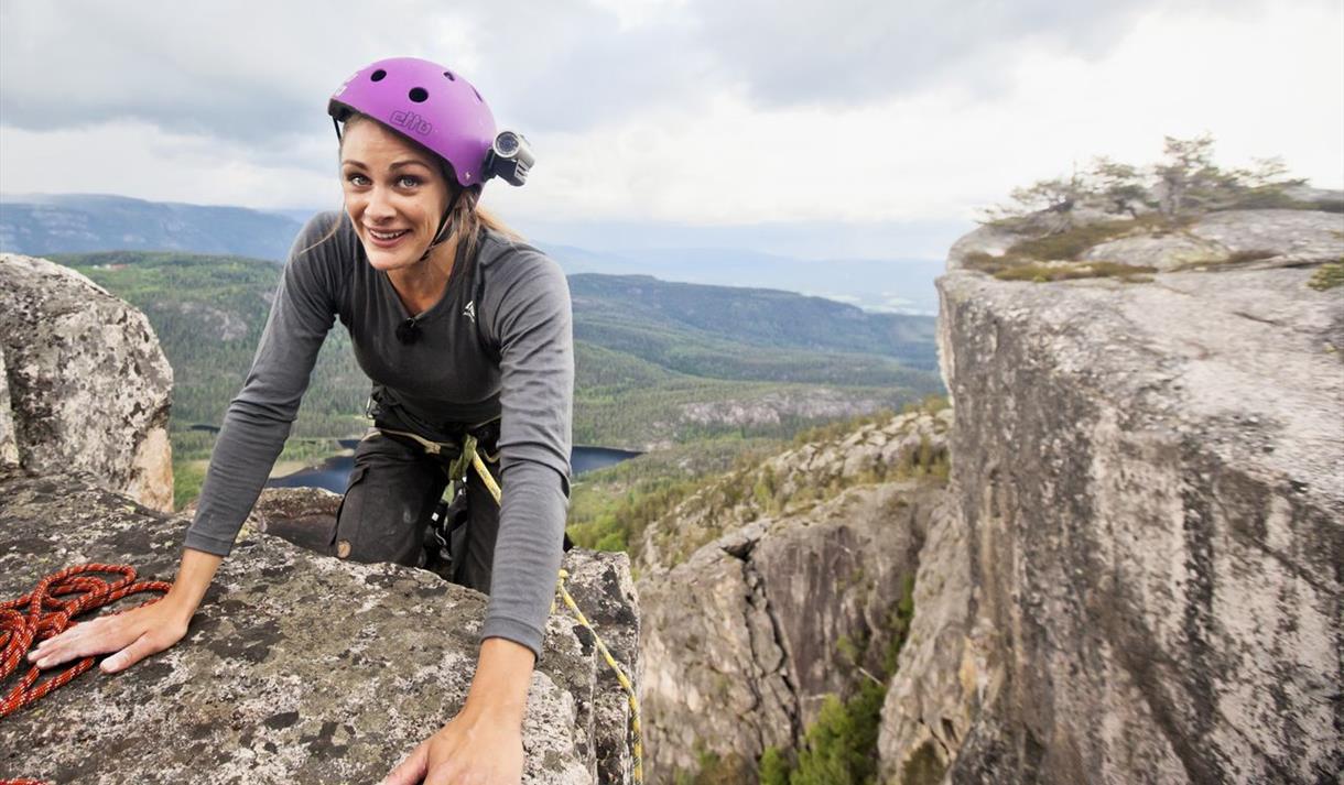 lady climbing on Gygrestolen in Bø