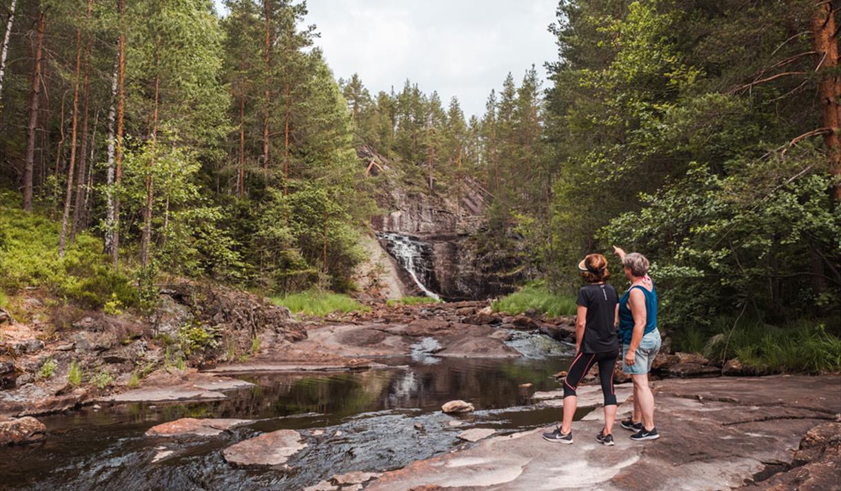 2 ladies standing by the Garvann falls in Skien