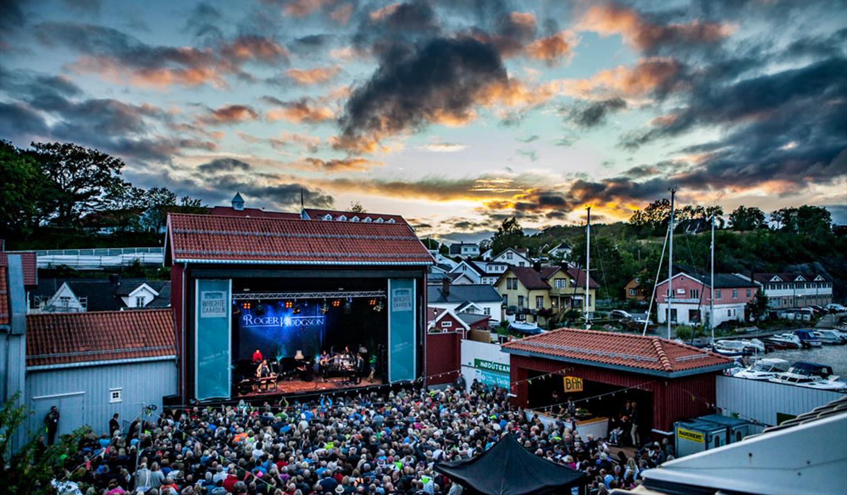 people at a concert at Wrightegaarden evening atmosphere