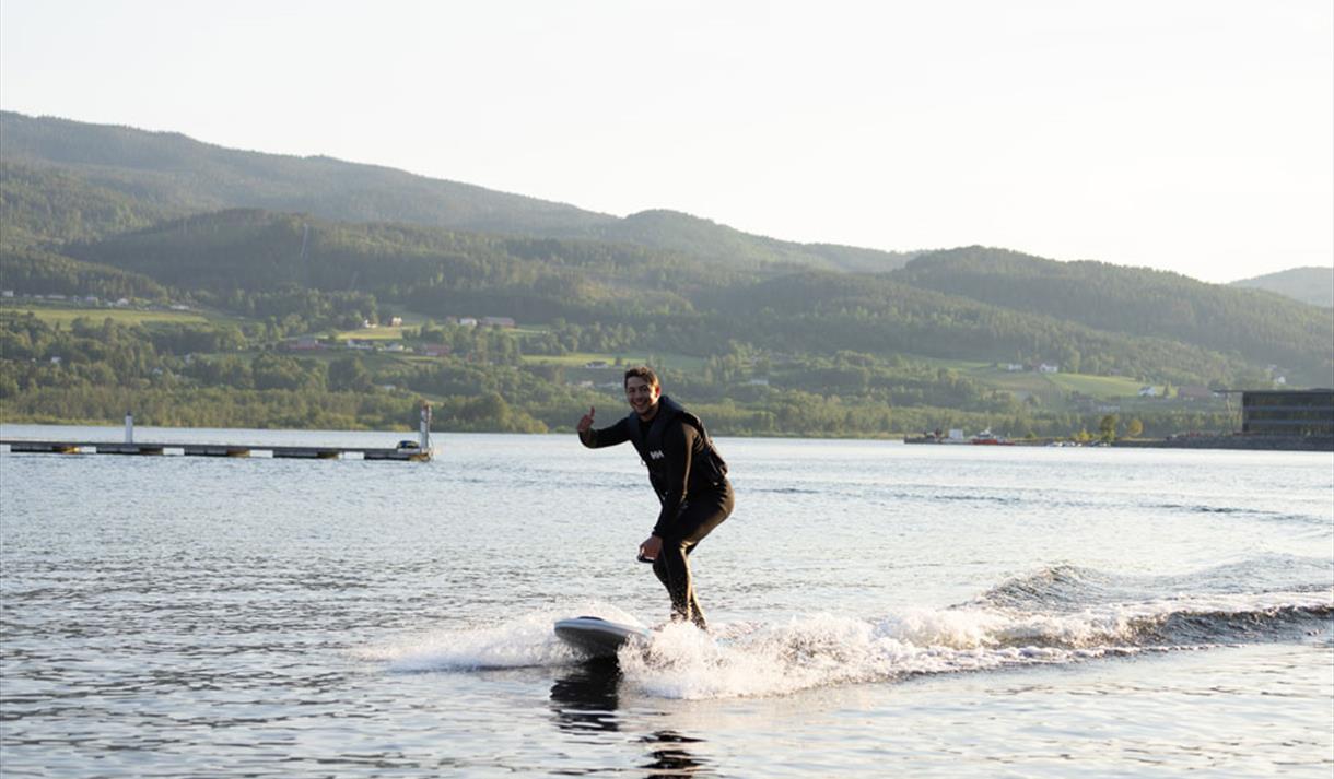 man on an electric surfboard from Notodden Experiences