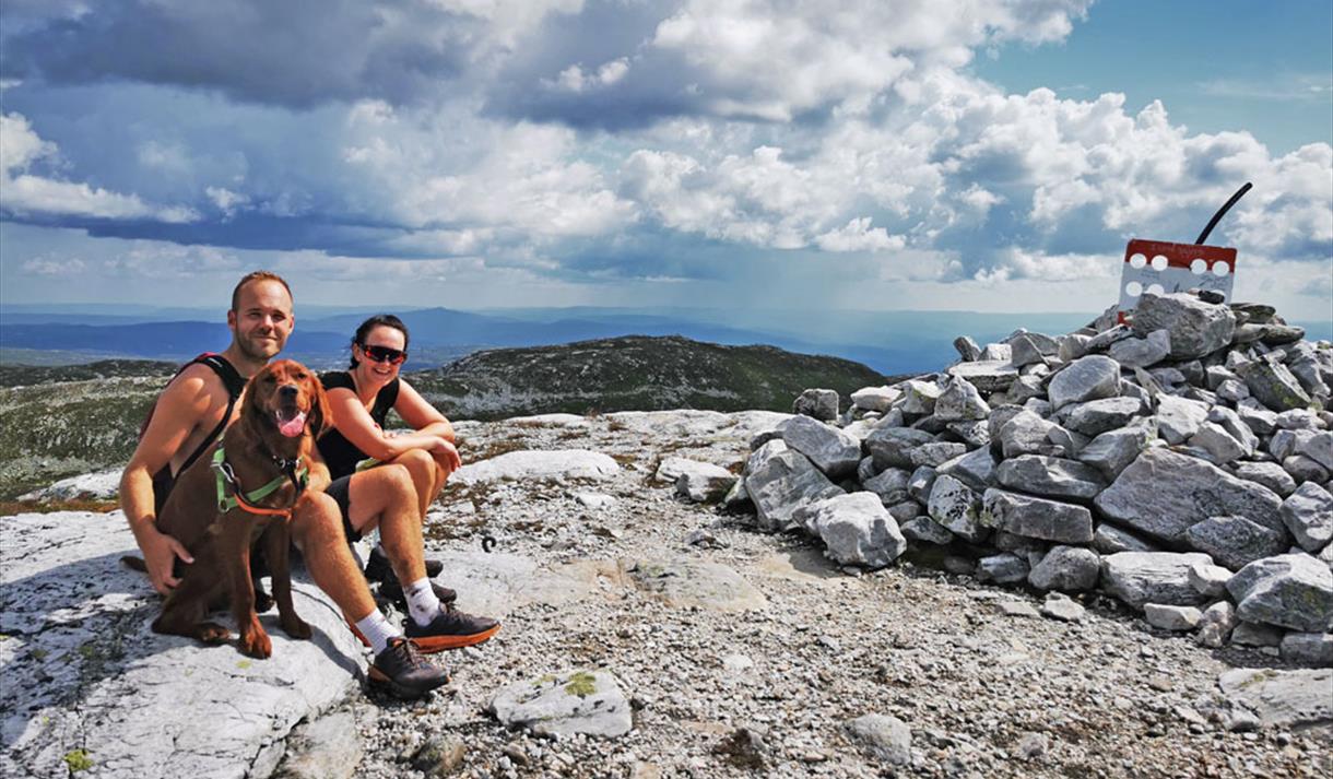 couple sitting on top of Bletoppen