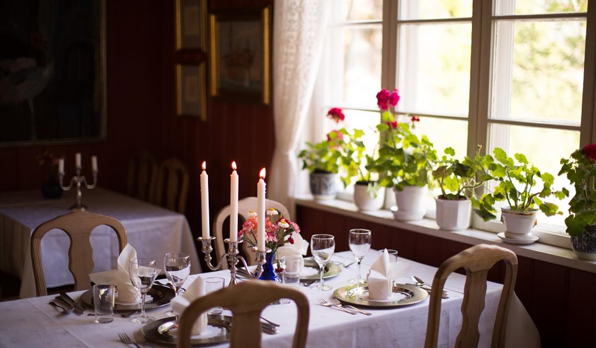 dinner table at Nutheim Guest House