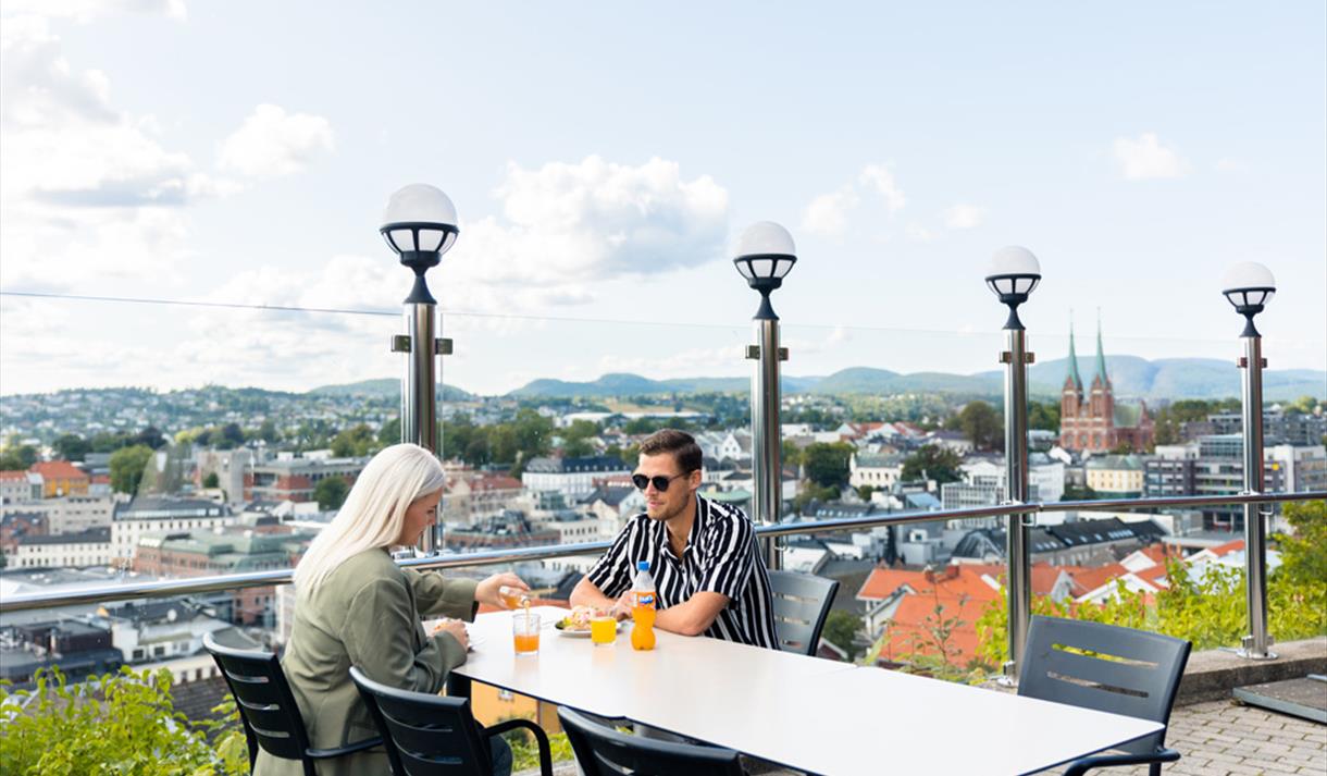 couple at Brekkeparken cafe