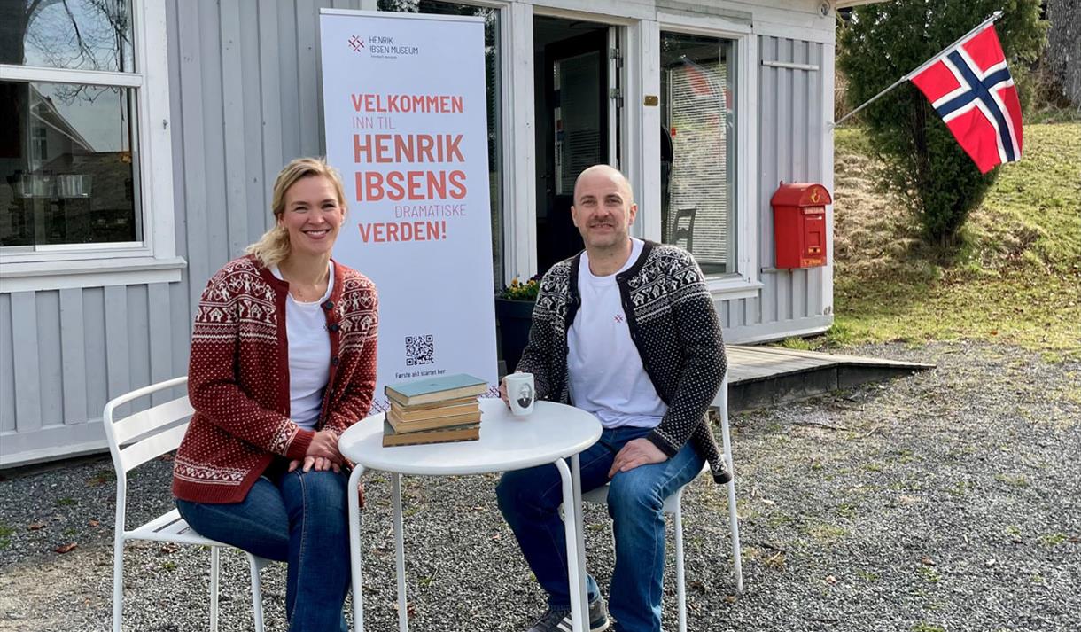 employees from Telemark Museum sit outside Ibsenstua in Brekkeparken