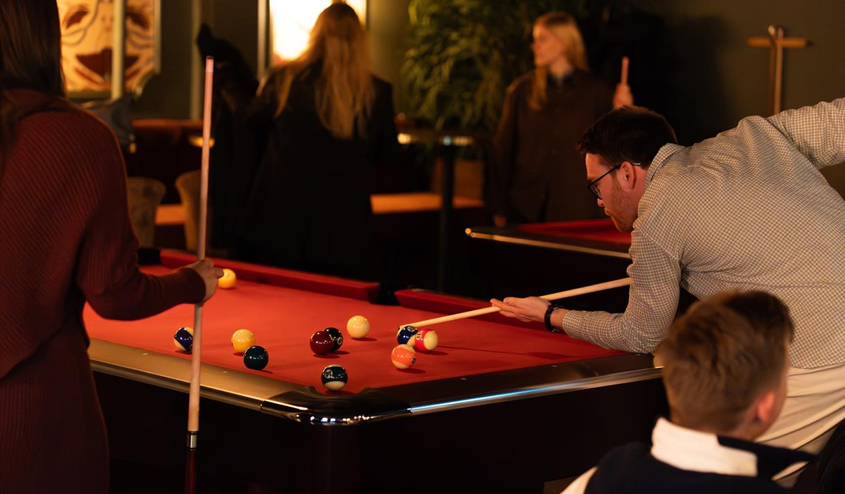 guests play billiards at Gamle Polet Spillbar